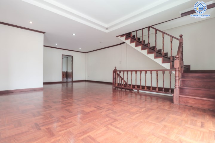 *****อาคารพาณิชย์มือสอง 5 ชั้น ซอยสวนผัก2 หลังมุม พร้อมฟังก์ชัน 4 ห้องนอน 3 ห้องน้ำ ตกแต่งพื้น ฝ้า ชุดบันได ด้วยไม้มะค่า และประดู่ ทุกชั้น จะอยู่อาศัยหรือปรับเปลี่ยนเป็น Home Office ได้ทุกรูปแบบ พร้อมพื้นที่ใช้สอยมากถึง 480 ตร.ม. แถมฟรี !! เครื่องปรับอากาศ 3 เครื่อง บนทำเลเชื่อมต่อถนนตลิ่งชัน, ถนนบรมราชชนนี และถนนราชพฤกษ์ ใกล้จุดขึ้นทางด่วน "บรมราชชนนี"